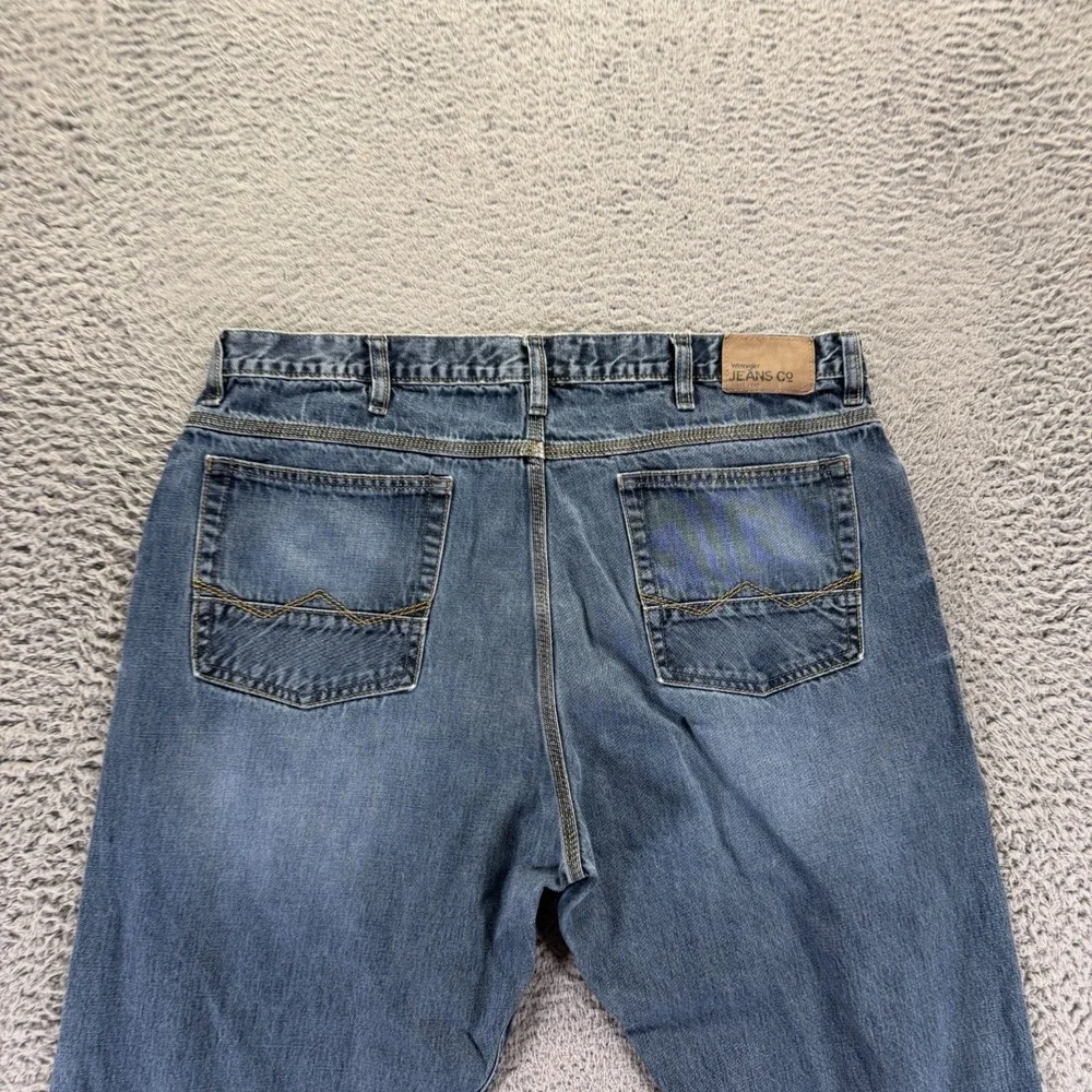 Wrangler Jeans Mens 38x32 Blue Cotton Denim Straight Leg Relaxed Fit Workwear